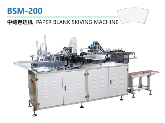 Nhà sưu tập cốc chuyên nghiệp làm việc cùng với máy làm cốc giấy